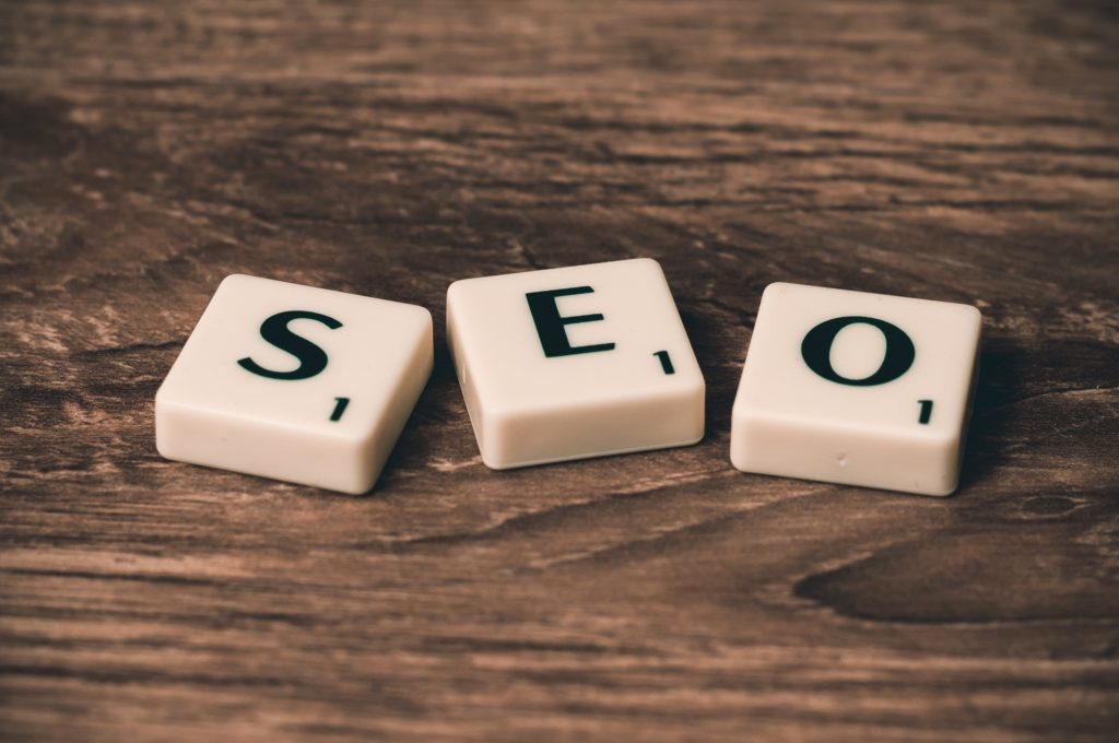 Three domino pieces with the letters S, E and O, representing the importance of an SEO Content Strategy
